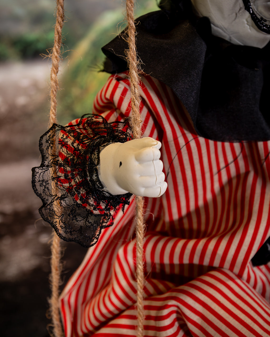 Zappelnder Horrorclown auf Schaukel Animatronic 70cm