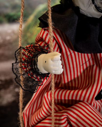Zappelnder Horrorclown auf Schaukel Animatronic 70cm