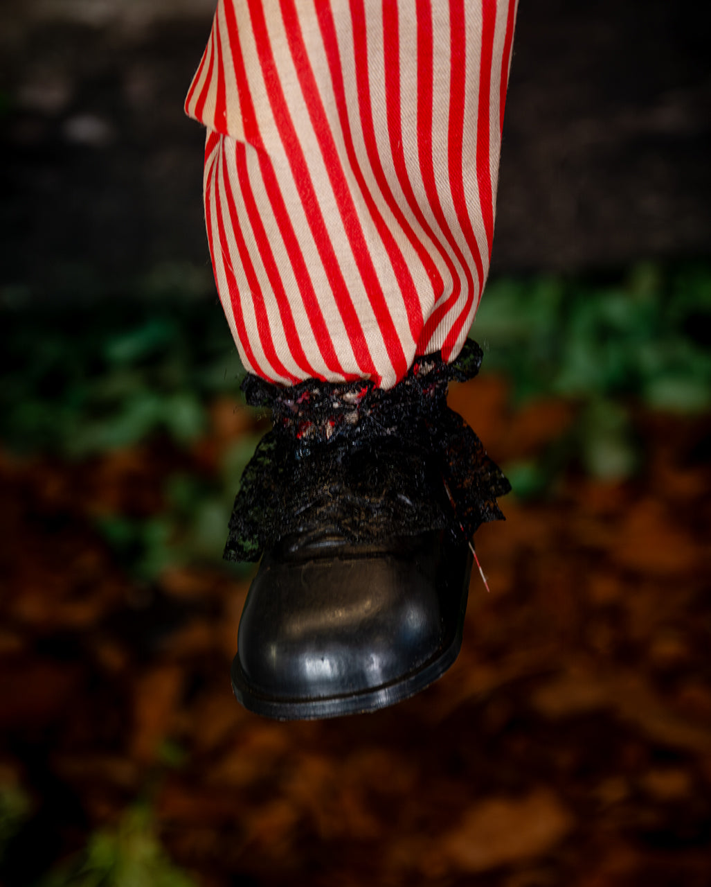 Zappelnder Horrorclown auf Schaukel Animatronic 70cm