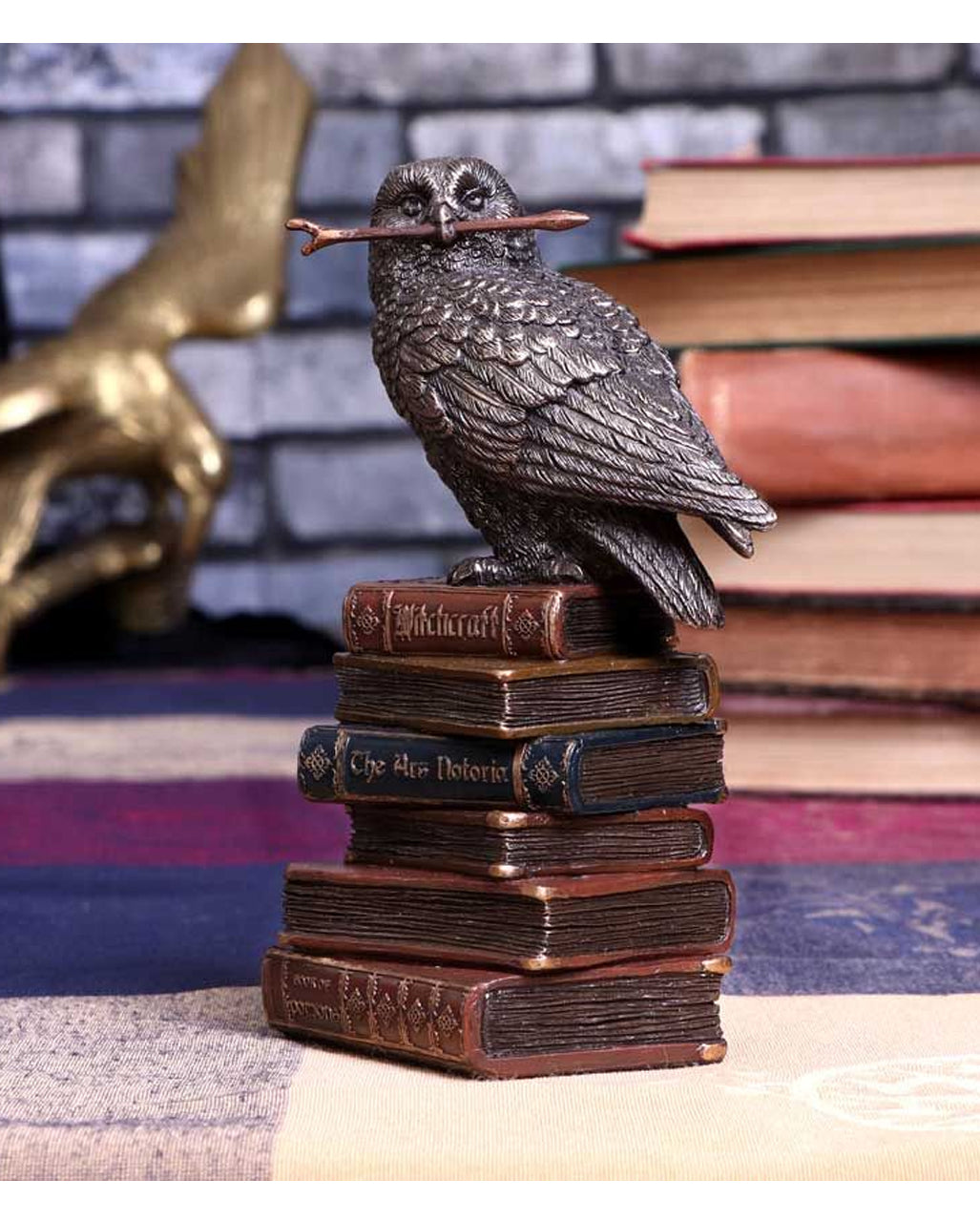 Zaubernde Eule auf Bücherstapel 14cm