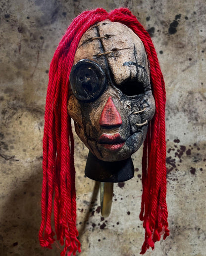 Zerschließene Puppen Maske mit roten Wollhaaren