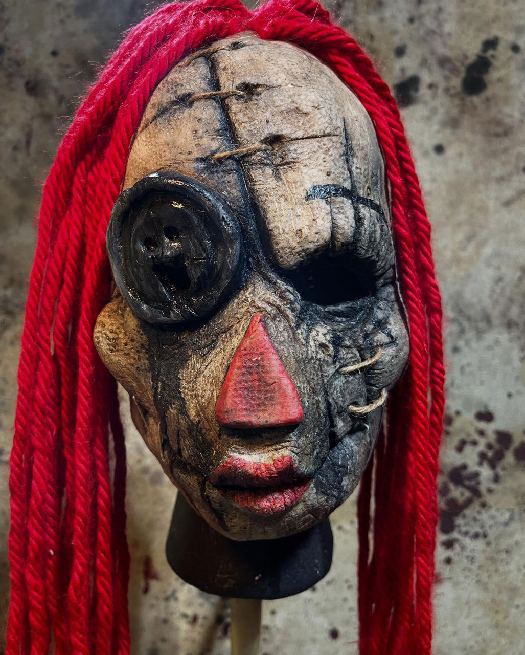 Zerschließene Puppen Maske mit roten Wollhaaren