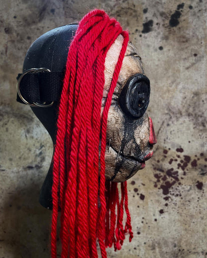 Zerschließene Puppen Maske mit roten Wollhaaren