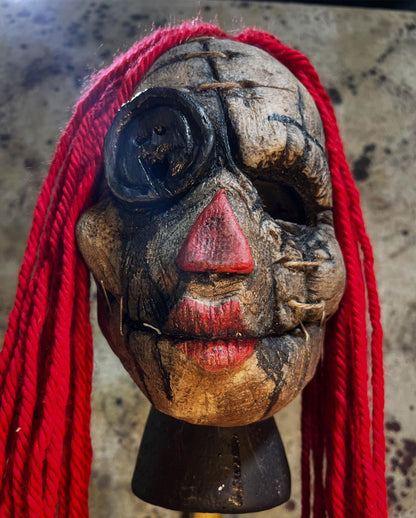 Zerschließene Puppen Maske mit roten Wollhaaren