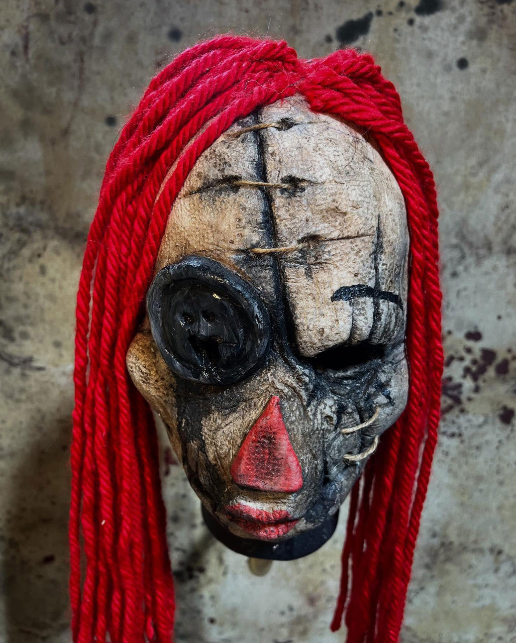 Zerschließene Puppen Maske mit roten Wollhaaren