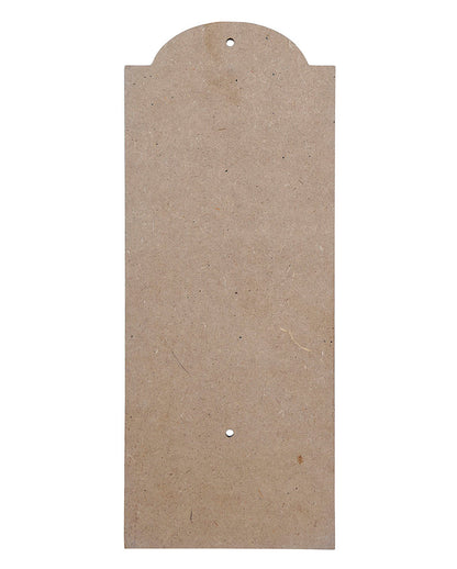 Wand-Flaschenöffner auf Holz mit Zombiehänden
